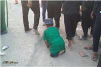 «سجاد»، کودک معلول بر روی دو دست در راه کربلا 