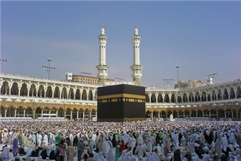 به فقرا کمک کنیم یا به حج برویم؛ آیا واقعاً مسئله این است؟!